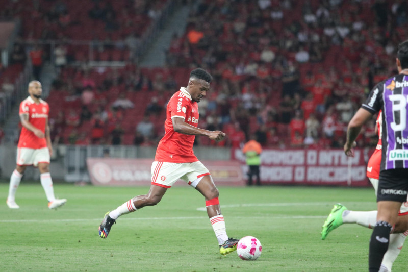 Edenílson foi o autor do gol da vitória, carimbando o passaporte à fase de grupos da Libertadores