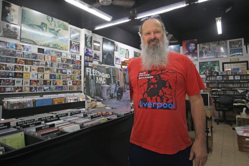  Rogério Cazzetta é quem toca a loja, que fica no Bom Fim, desde 1989 Foto: LUIZA PRADO/JC