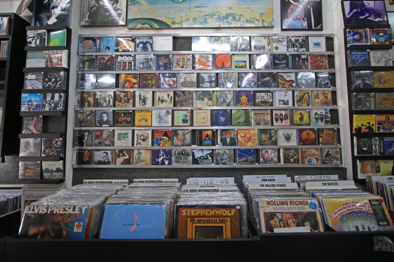 A loja vende discos e CDs novos e usados, tamb&eacute;m trabalham com encomendas de clientes  Foto: LUIZA PRADO/JC