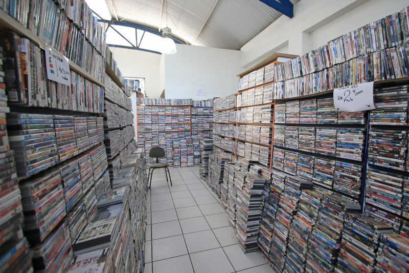 Fotos na Twin Vídeo, local que vende dvd, vhs, vinil e cds antigos.
 Foto: LUIZA PRADO/JC