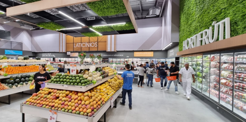 {'nm_midia_inter_thumb1':'https://www.jornaldocomercio.com/_midias/jpg/2022/10/27/206x137/1_minuto_varejo_center_kan_loka_interna_jornal_do_comercio-9818229.jpg', 'id_midia_tipo':'2', 'id_tetag_galer':'', 'id_midia':'635afd96e0f11', 'cd_midia':9818229, 'ds_midia_link': 'https://www.jornaldocomercio.com/_midias/jpg/2022/10/27/minuto_varejo_center_kan_loka_interna_jornal_do_comercio-9818229.jpg', 'ds_midia': 'Minuto Varejo - supermercados - Center Kan - Kan Super &Atacado - consumidores - consumo - alimentos - Restinga - Porto Alegre', 'ds_midia_credi': 'PATRÍCIA COMUNELLO/ESPECIAL/JC', 'ds_midia_titlo': 'Minuto Varejo - supermercados - Center Kan - Kan Super &Atacado - consumidores - consumo - alimentos - Restinga - Porto Alegre', 'cd_tetag': '1', 'cd_midia_w': '800', 'cd_midia_h': '397', 'align': 'Left'}