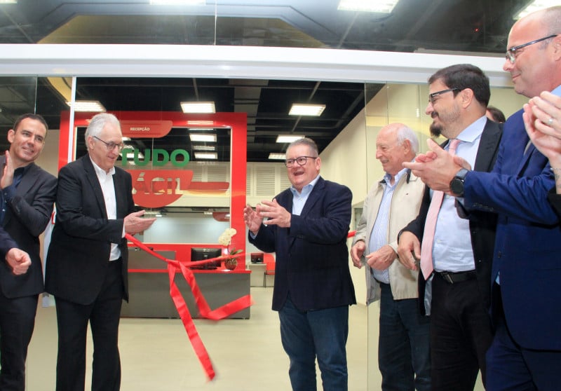 {'nm_midia_inter_thumb1':'https://www.jornaldocomercio.com/_midias/jpg/2022/10/27/206x137/1_minuto_varejo_tudo_facil_wallig_jornal_do_comercio_6-9817724.jpg', 'id_midia_tipo':'2', 'id_tetag_galer':'', 'id_midia':'635af45c44630', 'cd_midia':9817724, 'ds_midia_link': 'https://www.jornaldocomercio.com/_midias/jpg/2022/10/27/minuto_varejo_tudo_facil_wallig_jornal_do_comercio_6-9817724.jpg', 'ds_midia': 'Minuto Varejo - posto Tudo Fácil - Shopping Bourbon Wallig - estrutura de atendimento - serviços públicos - Porto Alegre - corte da fita - (esq) Claudio Luiz Zaffari (diretor grupo Zaffari), governador Ranolfo Viera Júnior, Jorge Gerdau e Claudio gastal', 'ds_midia_credi': 'NABOR GOULART/PALÁCIO PIRATINI/DIVULGAÇÃO/JC', 'ds_midia_titlo': 'Minuto Varejo - posto Tudo Fácil - Shopping Bourbon Wallig - estrutura de atendimento - serviços públicos - Porto Alegre - corte da fita - (esq) Claudio Luiz Zaffari (diretor grupo Zaffari), governador Ranolfo Viera Júnior, Jorge Gerdau e Claudio gastal', 'cd_tetag': '1', 'cd_midia_w': '800', 'cd_midia_h': '558', 'align': 'Left'}