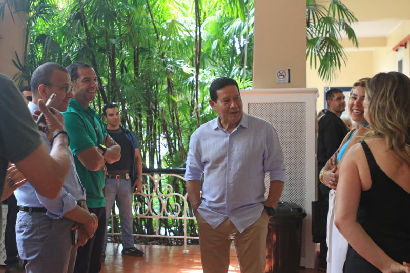 Mais cedo, Mourão acompanhou o voto do candidato ao governo do Estado, Onyx Lorenzoni