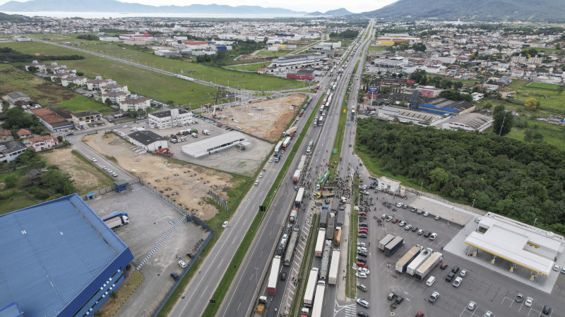 Bloqueio de caminhoneiros na BR-101 em Palhoça, na região metropolitana de Florianópolis