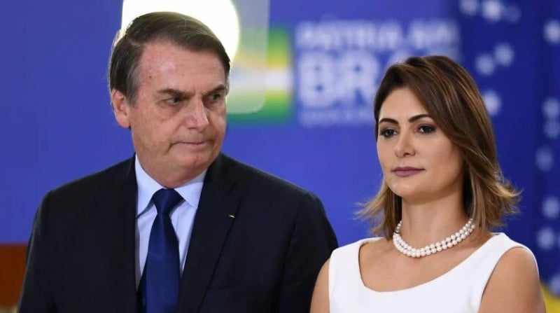 Michelle não é investigada pela PF, mas Bolsonaro teve de entregar o passaporte e não pode sair do País