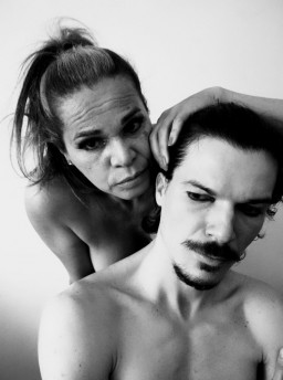 Os atores Thuanie Cigaran e João Petrillo ocupam o palco do Teatro de Arena nesta sexta-feira (4), para encenar 'A Peça Escocesa'