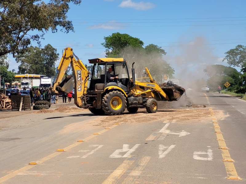{'nm_midia_inter_thumb1':'https://www.jornaldocomercio.com/_midias/jpg/2022/11/01/206x137/1_br_287__km_282_em_sao_pedro_do_sul-9823212.jpg', 'id_midia_tipo':'2', 'id_tetag_galer':'', 'id_midia':'63612845850a1', 'cd_midia':9823212, 'ds_midia_link': 'https://www.jornaldocomercio.com/_midias/jpg/2022/11/01/br_287__km_282_em_sao_pedro_do_sul-9823212.jpg', 'ds_midia': 'PRF libera pista na BR 287, km 282 em S&atilde;o Pedro do Sul, que estava interrompida por manifestantes ', 'ds_midia_credi': 'PRF/Divulga&ccedil;&atilde;o/JC', 'ds_midia_titlo': 'PRF libera pista na BR 287, km 282 em S&atilde;o Pedro do Sul, que estava interrompida por manifestantes ', 'cd_tetag': '1', 'cd_midia_w': '800', 'cd_midia_h': '600', 'align': 'Left'}
