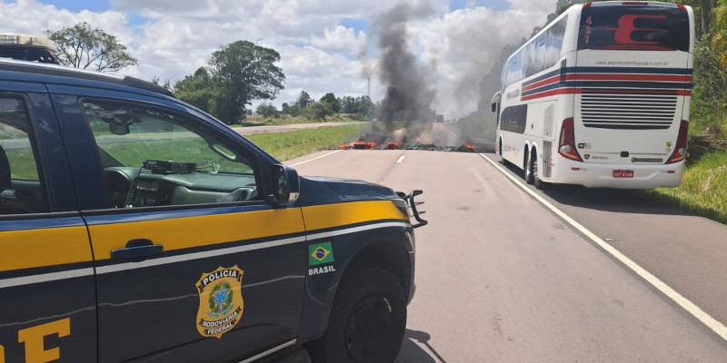 Na terça-feira, mais de 30 trechos de rodovias federais tiveram pontos interrompidos no RS