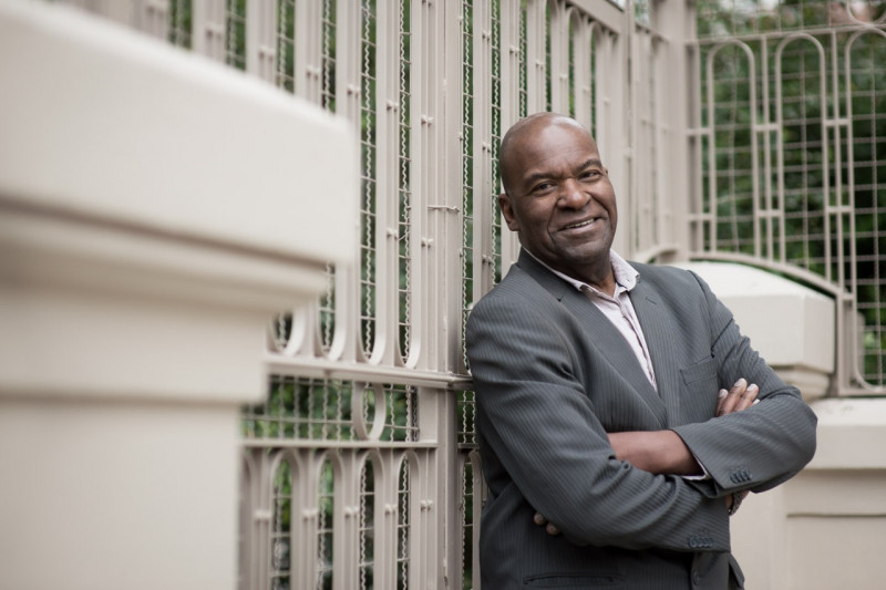 Tributo ‘O Melhor das Aquarelas’ começa às 21h e traz ao público 23 canções do cantor carioca
