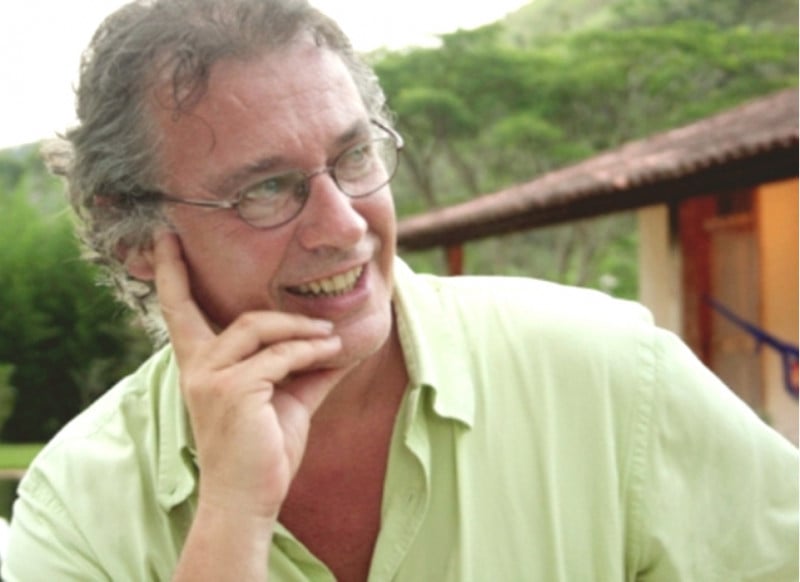 Músico assim como o pai, Paulo era cantor, guitarrista, flautista e arranjador