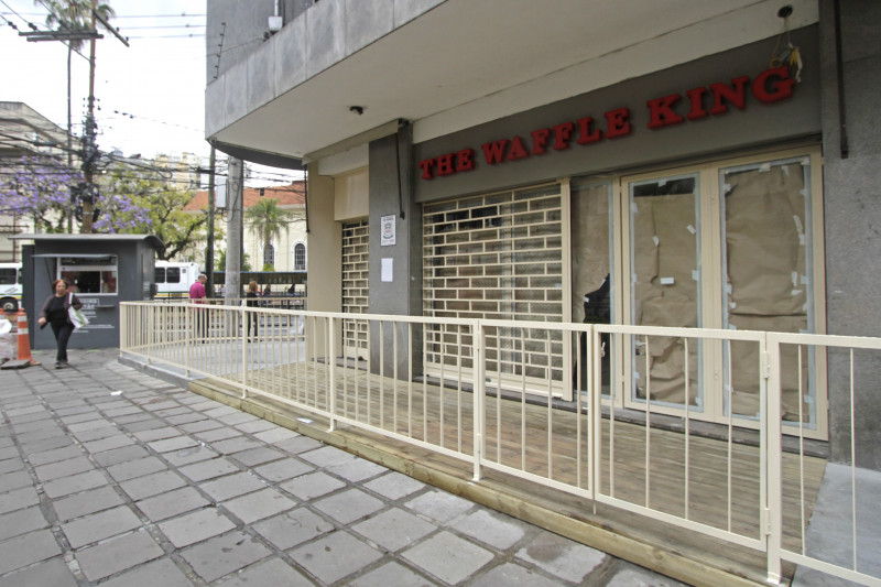 A loja está localizada na esquina da avenida Osvaldo Aranha com a rua Felipe Camarão Foto: ISABELLE RIEGER/JC