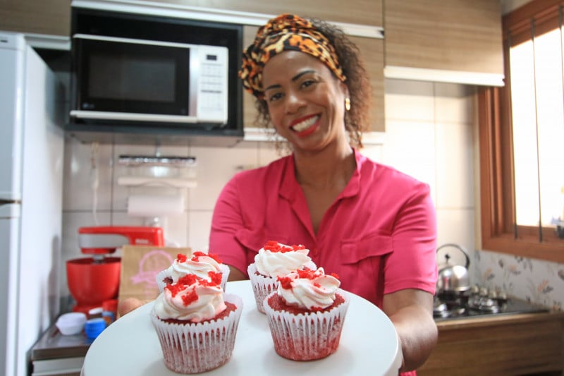 Ana come&ccedil;ou a vender doces depois de um workshop online de cupcakes, brownies e bolos de potes Foto: LUIZA PRADO/JC