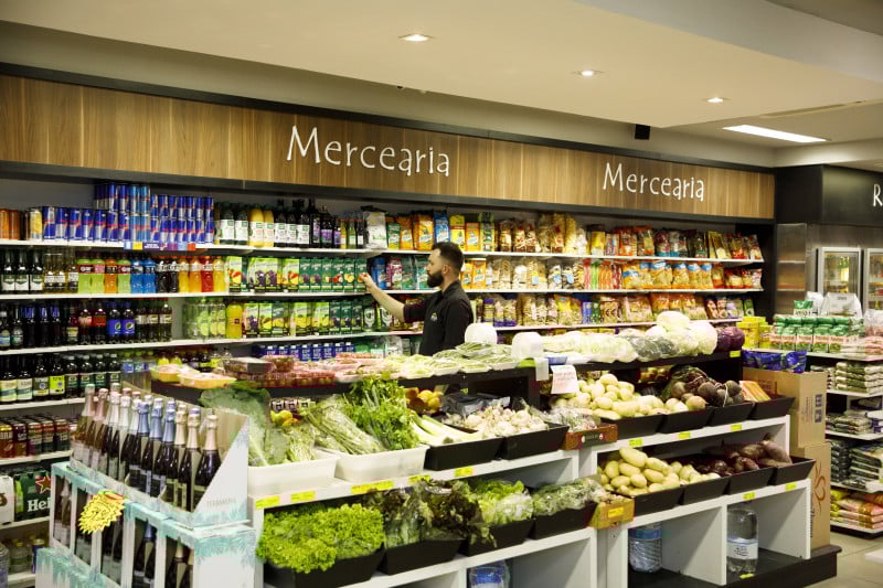 {'nm_midia_inter_thumb1':'https://www.jornaldocomercio.com/_midias/jpg/2022/11/07/206x137/1_minuto_varejo_mercado_torino_mercearia_jornal_do_comercio-9830833.jpg', 'id_midia_tipo':'2', 'id_tetag_galer':'', 'id_midia':'636985930b001', 'cd_midia':9830833, 'ds_midia_link': 'https://www.jornaldocomercio.com/_midias/jpg/2022/11/07/minuto_varejo_mercado_torino_mercearia_jornal_do_comercio-9830833.jpg', 'ds_midia': 'Minuto Varejo - Torino Mercado e Caffè - bairro Bom Fim - novos espaços - ambiente da loja - Porto Alegre - frutas - alimentos - bebidas ', 'ds_midia_credi': 'TORINO MERCADO E CAFFÈ/DIVULGAÇÃO/FOTO', 'ds_midia_titlo': 'Minuto Varejo - Torino Mercado e Caffè - bairro Bom Fim - novos espaços - ambiente da loja - Porto Alegre - frutas - alimentos - bebidas ', 'cd_tetag': '1', 'cd_midia_w': '800', 'cd_midia_h': '533', 'align': 'Left'}