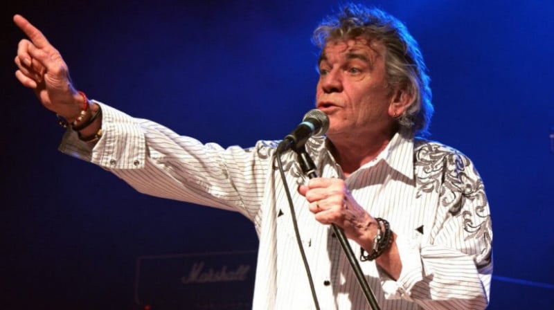 O cantor ficou na banda até 2013, quando precisou sair para cuidar da saúde