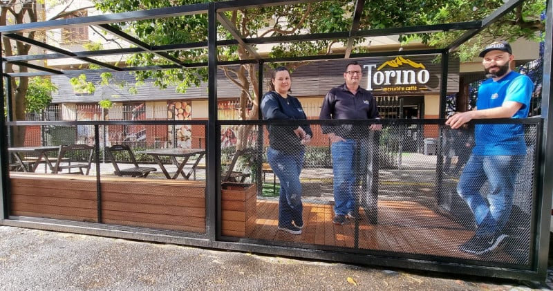 Monalisa, com o pai Nestor e o marido Marcos (à dir), aposta que o deque atraia mais clientes