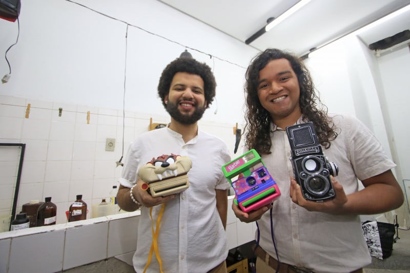 Alexandre e Erikson são os proprietários da Bixa Analógica Foto: LUIZA PRADO/JC