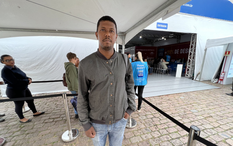 {'nm_midia_inter_thumb1':'https://www.jornaldocomercio.com/_midias/jpg/2022/11/09/206x137/1_minuto_varejo_feirao_cleber_do_nascimento__negociacao_jornal_do_comercio-9833933.jpg', 'id_midia_tipo':'2', 'id_tetag_galer':'', 'id_midia':'636c1351dd853', 'cd_midia':9833933, 'ds_midia_link': 'https://www.jornaldocomercio.com/_midias/jpg/2022/11/09/minuto_varejo_feirao_cleber_do_nascimento__negociacao_jornal_do_comercio-9833933.jpg', 'ds_midia': 'minuto varejo -  comércio - dívidas - tenda de Feirão Serasa Limpa Nome - largo Glênio Peres - pessoas aguardam a vez para renegociar débitos - Porto Alegre - consumo - crédito - devedores - inadimplência - comprar - gastar - Cleber do Nascimento ', 'ds_midia_credi': 'PATRICIA COMUNELLO/ESPECIAL/JC', 'ds_midia_titlo': 'minuto varejo -  comércio - dívidas - tenda de Feirão Serasa Limpa Nome - largo Glênio Peres - pessoas aguardam a vez para renegociar débitos - Porto Alegre - consumo - crédito - devedores - inadimplência - comprar - gastar - Cleber do Nascimento ', 'cd_tetag': '1', 'cd_midia_w': '800', 'cd_midia_h': '502', 'align': 'Left'}