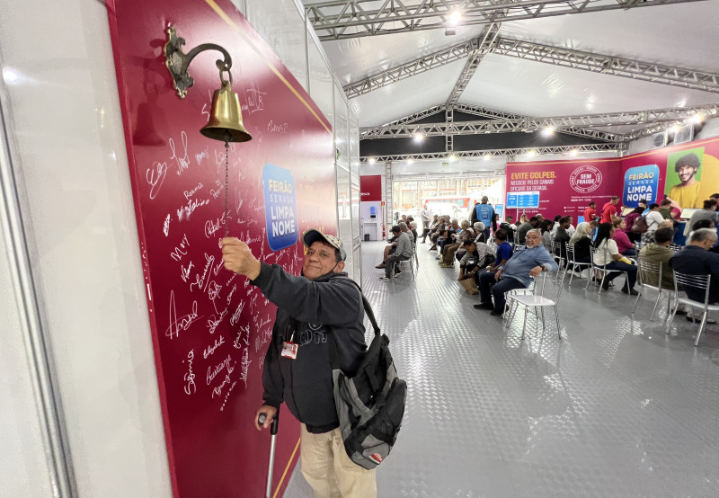 {'nm_midia_inter_thumb1':'https://www.jornaldocomercio.com/_midias/jpg/2022/11/09/206x137/1_minuto_varejo_feirao_serasa_gabriel_dos_santos_toca_sino_negociacao_jornal_do_comercio-9833947.jpg', 'id_midia_tipo':'2', 'id_tetag_galer':'', 'id_midia':'636c13ccae0bb', 'cd_midia':9833947, 'ds_midia_link': 'https://www.jornaldocomercio.com/_midias/jpg/2022/11/09/minuto_varejo_feirao_serasa_gabriel_dos_santos_toca_sino_negociacao_jornal_do_comercio-9833947.jpg', 'ds_midia': 'Santos tocou o sino após parcelar débitos de mais de R$ 2 mil e disse aliviado: <aspa>Tô livre<aspa> ', 'ds_midia_credi': 'PATRICIA COMUNELLO/ESPECIAL/JC', 'ds_midia_titlo': 'Santos tocou o sino após parcelar débitos de mais de R$ 2 mil e disse aliviado: <aspa>Tô livre<aspa> ', 'cd_tetag': '1', 'cd_midia_w': '800', 'cd_midia_h': '554', 'align': 'Left'}