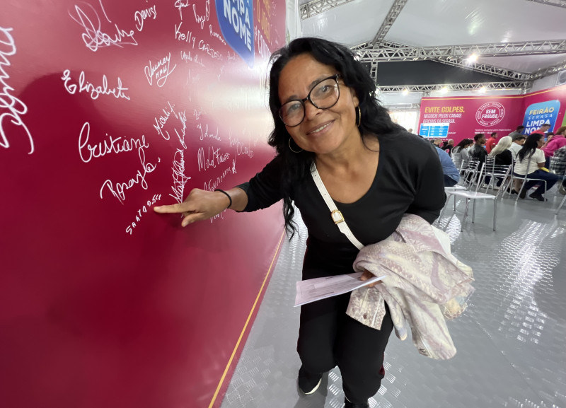 {'nm_midia_inter_thumb1':'https://www.jornaldocomercio.com/_midias/jpg/2022/11/09/206x137/1_minuto_varejo_feirao_serasa_santa_bernardete_da_silva_dos_santos_assina_nome_apos_negociacao_jornal_do_comercio-9833955.jpg', 'id_midia_tipo':'2', 'id_tetag_galer':'', 'id_midia':'636c140bf043c', 'cd_midia':9833955, 'ds_midia_link': 'https://www.jornaldocomercio.com/_midias/jpg/2022/11/09/minuto_varejo_feirao_serasa_santa_bernardete_da_silva_dos_santos_assina_nome_apos_negociacao_jornal_do_comercio-9833955.jpg', 'ds_midia': 'minuto varejo -  comércio - dívidas - tenda de Feirão Serasa Limpa Nome - largo Glênio Peres - pessoas aguardam a vez para renegociar débitos - Porto Alegre - consumo - crédito - devedores - inadimplência - comprar - gastar - Santa Bernardete da Silva dos Santos - assina nome no painel de quem acertou a renegociação', 'ds_midia_credi': 'PATRICIA COMUNELLO/ESPECIAL/JC', 'ds_midia_titlo': 'minuto varejo -  comércio - dívidas - tenda de Feirão Serasa Limpa Nome - largo Glênio Peres - pessoas aguardam a vez para renegociar débitos - Porto Alegre - consumo - crédito - devedores - inadimplência - comprar - gastar - Santa Bernardete da Silva dos Santos - assina nome no painel de quem acertou a renegociação', 'cd_tetag': '1', 'cd_midia_w': '800', 'cd_midia_h': '577', 'align': 'Left'}