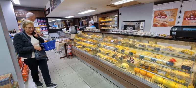 {'nm_midia_inter_thumb1':'https://www.jornaldocomercio.com/_midias/jpg/2022/11/09/206x137/1_minuto_varejo_mercado_torino_confeitaria_jornal_do_comercio-9832870.jpg', 'id_midia_tipo':'2', 'id_tetag_galer':'', 'id_midia':'636bb1083b902', 'cd_midia':9832870, 'ds_midia_link': 'https://www.jornaldocomercio.com/_midias/jpg/2022/11/09/minuto_varejo_mercado_torino_confeitaria_jornal_do_comercio-9832870.jpg', 'ds_midia': 'Minuto Varejo - mercado de bairro Torino Mercato e Caffè - bairro Bom Fim - Porto Alegre - confeitaria - alimentação - vizinhança - consumo - atendimento ', 'ds_midia_credi': 'PATRÍCIA COMUNELLO/ESPECIAL/JC', 'ds_midia_titlo': 'Minuto Varejo - mercado de bairro Torino Mercato e Caffè - bairro Bom Fim - Porto Alegre - confeitaria - alimentação - vizinhança - consumo - atendimento ', 'cd_tetag': '1', 'cd_midia_w': '800', 'cd_midia_h': '360', 'align': 'Left'}