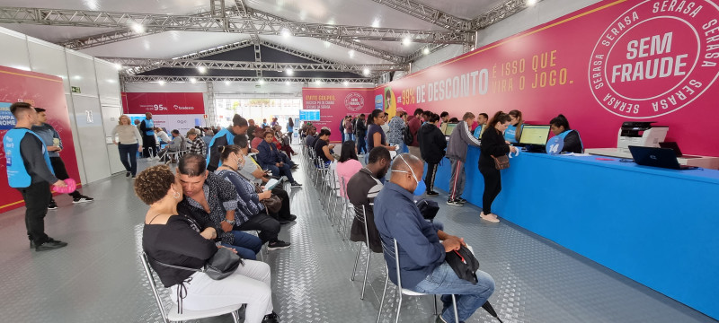 Tenda do Feirão Limpa Nome no Largo Glênio Peres fez 1,8 mil atendimentos em dois dias