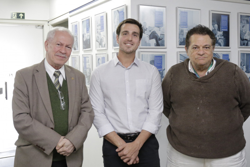 Abdon Barretto Filho (e) e Eduardo Daher (d) foram recebidos por Giovanni Tumelero na sede do JC