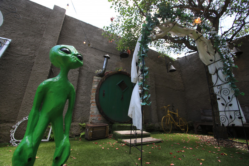 O espa&ccedil;o ao ar livre tem diversas refer&ecirc;ncias, incluindo a porta da casa de Bilbo, da saga O Senhor dos An&eacute;is  Foto: LUIZA PRADO/JC