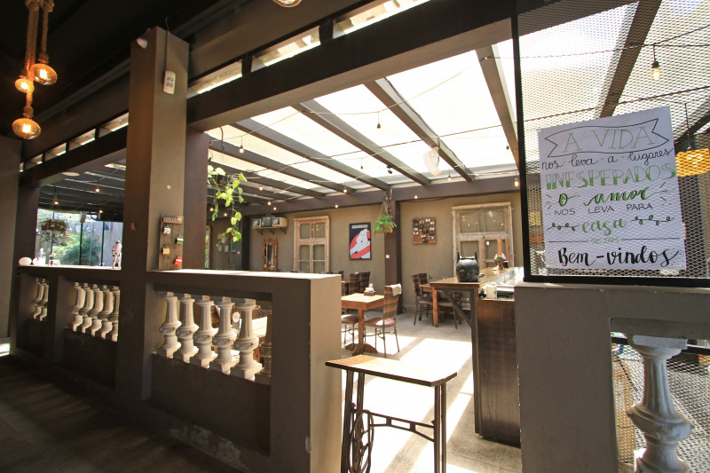 O restaurante conta com dois sal&otilde;es, todos igualmente decorados com itens da cultura pop Foto: LUIZA PRADO/JC
