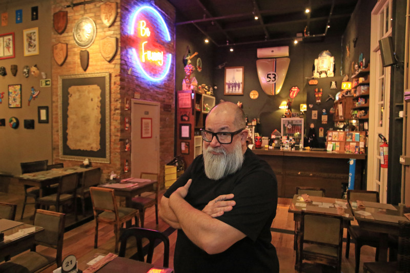 Fabiano Chaves &eacute; s&oacute;cio do Funny Feelings e desenvolve a ideia de todos os pratos salgados servidos no local  Foto: LUIZA PRADO/JC