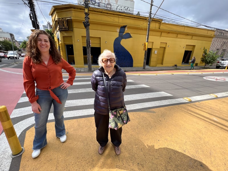 {'nm_midia_inter_thumb1':'https://www.jornaldocomercio.com/_midias/jpg/2022/11/10/206x137/1_minuto_varejo_bar_fish_chips_cidade_baixa_luana_sonia_jornal_do_comercio-9835248.jpg', 'id_midia_tipo':'2', 'id_tetag_galer':'', 'id_midia':'636d210319e21', 'cd_midia':9835248, 'ds_midia_link': 'https://www.jornaldocomercio.com/_midias/jpg/2022/11/10/minuto_varejo_bar_fish_chips_cidade_baixa_luana_sonia_jornal_do_comercio-9835248.jpg', 'ds_midia': 'Minuto Varejo - bar Sirêne Fish &Chips - bairro Cidade Baixa - Porto Alegre - franqueada Luana -sonia-jornal-do-comércio - Luana Angrisani Vanacor e Sonia Chachamovich - visita antiga Loja Sonia', 'ds_midia_credi': 'PATRÍCIA COMUNELLO/ESPECIAL/JC', 'ds_midia_titlo': 'Minuto Varejo - bar Sirêne Fish &Chips - bairro Cidade Baixa - Porto Alegre - franqueada Luana -sonia-jornal-do-comércio - Luana Angrisani Vanacor e Sonia Chachamovich - visita antiga Loja Sonia', 'cd_tetag': '1', 'cd_midia_w': '800', 'cd_midia_h': '600', 'align': 'Left'}