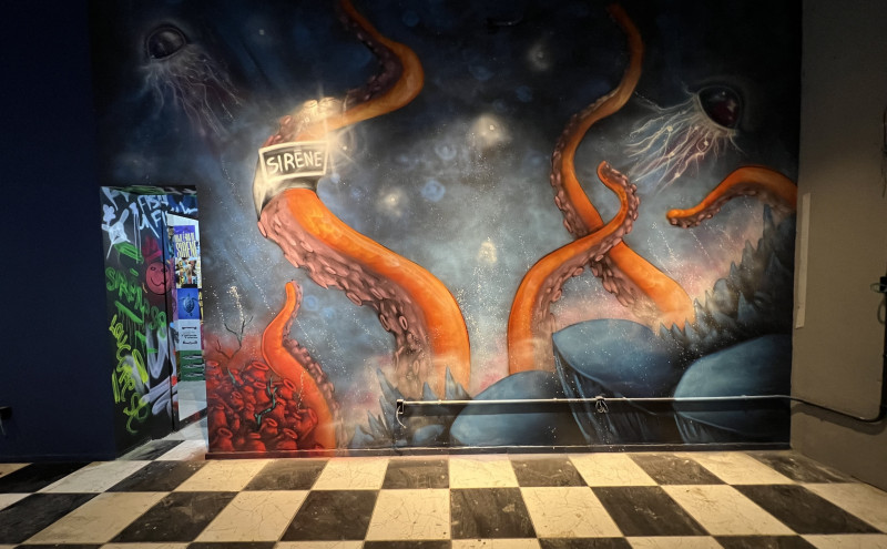 {'nm_midia_inter_thumb1':'https://www.jornaldocomercio.com/_midias/jpg/2022/11/10/206x137/1_minuto_varejo_cidade_baixa_sirene_interno_jornal_do_comercio_2-9835263.jpg', 'id_midia_tipo':'2', 'id_tetag_galer':'', 'id_midia':'636d2897b0f81', 'cd_midia':9835263, 'ds_midia_link': 'https://www.jornaldocomercio.com/_midias/jpg/2022/11/10/minuto_varejo_cidade_baixa_sirene_interno_jornal_do_comercio_2-9835263.jpg', 'ds_midia': 'Minuto Varejo - bar Sirêne Fish &Chips - bairro Cidade Baixa - Porto Alegre - grafites internos - bar - comida - alimentação', 'ds_midia_credi': 'PATRÍCIA COMUNELLO/ESPECIAL/JC', 'ds_midia_titlo': 'Minuto Varejo - bar Sirêne Fish &Chips - bairro Cidade Baixa - Porto Alegre - grafites internos - bar - comida - alimentação', 'cd_tetag': '1', 'cd_midia_w': '800', 'cd_midia_h': '495', 'align': 'Left'}