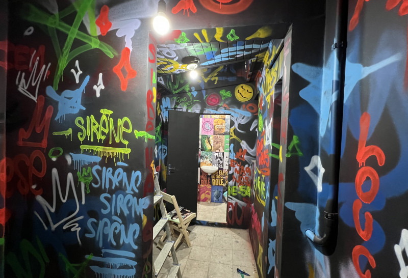 {'nm_midia_inter_thumb1':'https://www.jornaldocomercio.com/_midias/jpg/2022/11/10/206x137/1_minuto_varejo_cidade_baixa_sirene_interno_jornal_do_comercio_3-9835270.jpg', 'id_midia_tipo':'2', 'id_tetag_galer':'', 'id_midia':'636d28f98d337', 'cd_midia':9835270, 'ds_midia_link': 'https://www.jornaldocomercio.com/_midias/jpg/2022/11/10/minuto_varejo_cidade_baixa_sirene_interno_jornal_do_comercio_3-9835270.jpg', 'ds_midia': 'Minuto Varejo - bar Sirêne Fish &Chips - bairro Cidade Baixa - Porto Alegre - grafites internos - bar - comida - alimentação', 'ds_midia_credi': 'PATRÍCIA COMUNELLO/ESPECIAL/JC', 'ds_midia_titlo': 'Minuto Varejo - bar Sirêne Fish &Chips - bairro Cidade Baixa - Porto Alegre - grafites internos - bar - comida - alimentação', 'cd_tetag': '1', 'cd_midia_w': '800', 'cd_midia_h': '546', 'align': 'Left'}