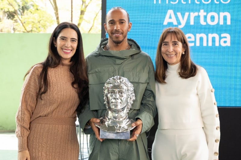 Hamilton recebeu uma escultura com o rosto de Ayrton feita pela sobrinha Lalalli Senna (e)
