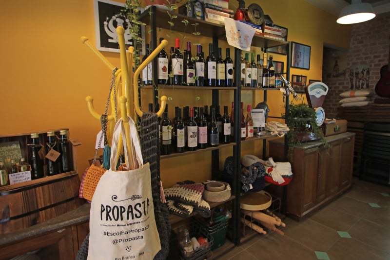 No espa&ccedil;o, s&atilde;o vendidos vinhos e molhos produzidos pela marca Foto: LUIZA PRADO/JC