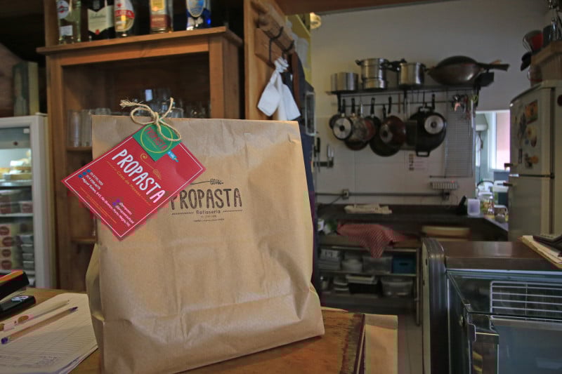 Os s&oacute;cios contam que os itens s&atilde;o enviados para presente e tamb&eacute;m para preparo em casa Foto: LUIZA PRADO/JC