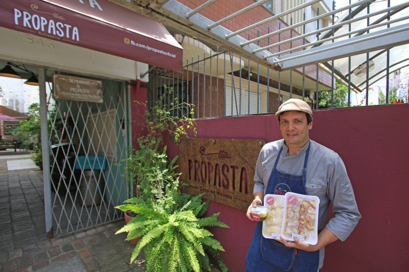 Daniel Otto &eacute; s&oacute;cio da opera&ccedil;&atilde;o, que completou 10 anos no bairro Rio Branco Foto: LUIZA PRADO/JC