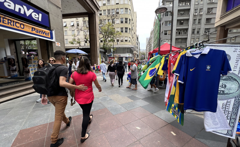 Opção azul está à frente da canarinha na exposição para atrair consumidores na Rua da Praia