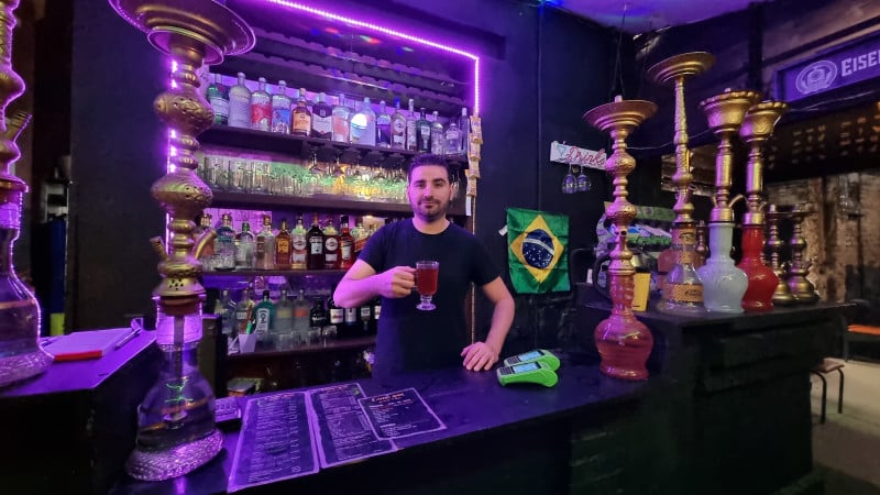 Wael &eacute; o empreender &agrave; frente do neg&oacute;cio que opera na rua da Rep&uacute;blica  Foto: GIOVANNA SOMMARIVA/ESPECIAL/JC