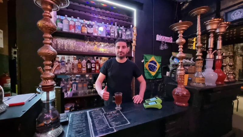 Wael &eacute; o empreendedor &agrave; frente do neg&oacute;cio &aacute;rabe que opera na rua da Rep&uacute;blica, n&deg; 163, na Cidade Baixa Foto: GIOVANNA SOMMARIVA/ESPECIAL/JC