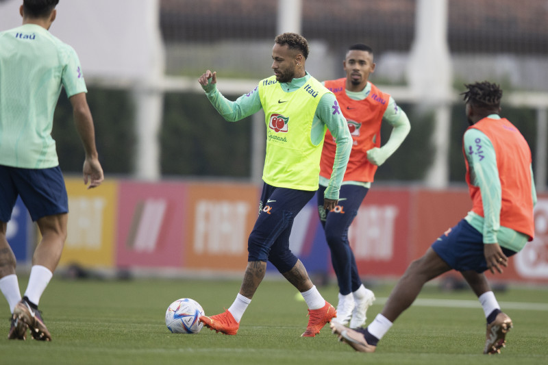 Após atraso em voo, Neymar treinou no segundo dia de preparação do Brasil, em Turin