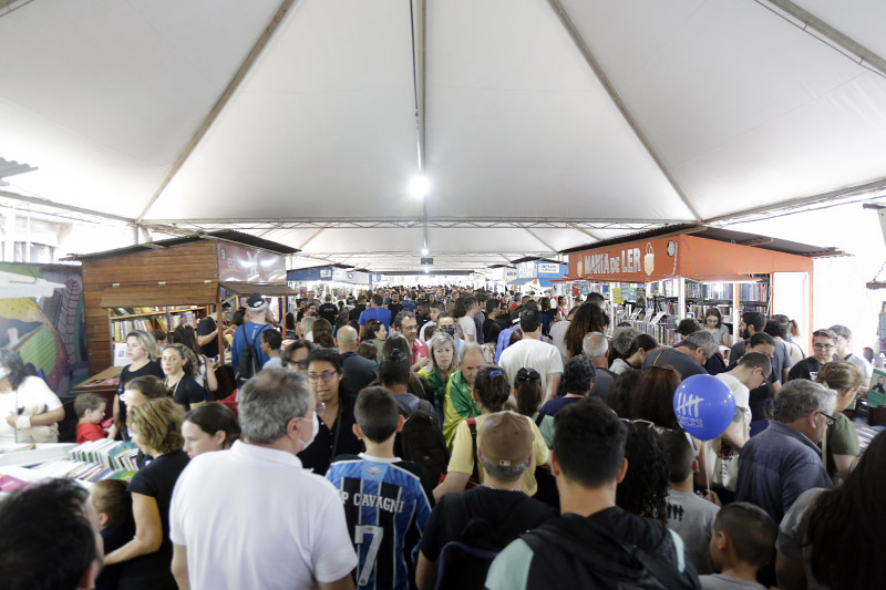 Feriado de Proclamação da República foi de intenso movimento na Feira do Livro