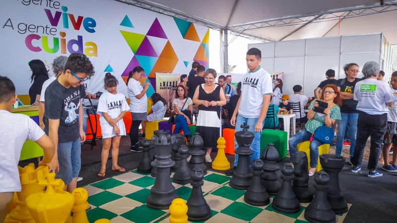 Xadrez movimenta crianças e adultos no palco da Feira do Livro de Porto  Alegre