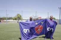 Darlane e Flávio Teixeira comandam juntos a Escola de Futebol GB, que funciona em dois gramados na 
avenida João Antônio Silveira, n º 487  
