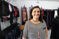 Luiza Passuelo comanda o negócio que aposta na moda com tamanhos grandes como um diferencial no bairro  