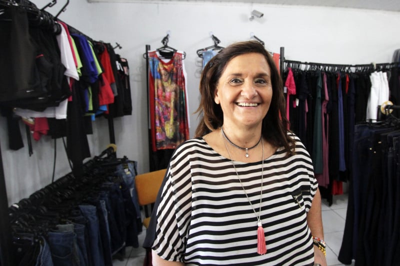 Luiza Passuelo comanda o negócio que aposta na moda com tamanhos grandes como um diferencial no bairro   Foto: ISABELLE RIEGER/JC