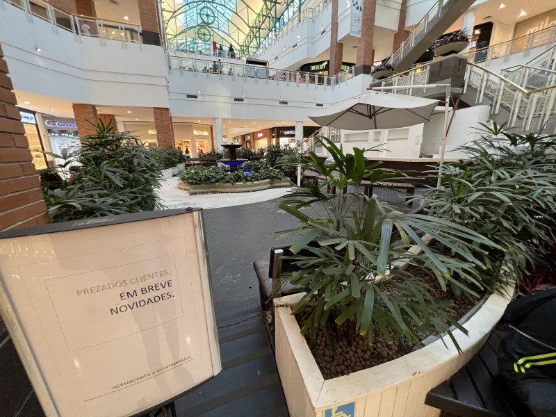 Placa na área onde funcionava a cafeteria do grupo Press avisa: 'em breve, novidades'