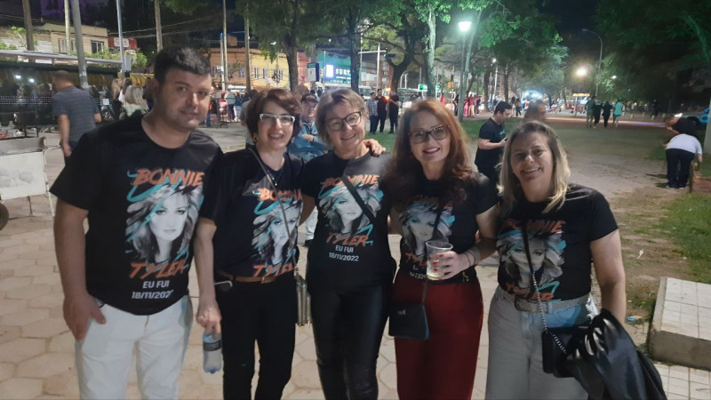 Sonia (ao centro) e amigos vieram de Arvorezinha para ver ícone da adolescência no palco