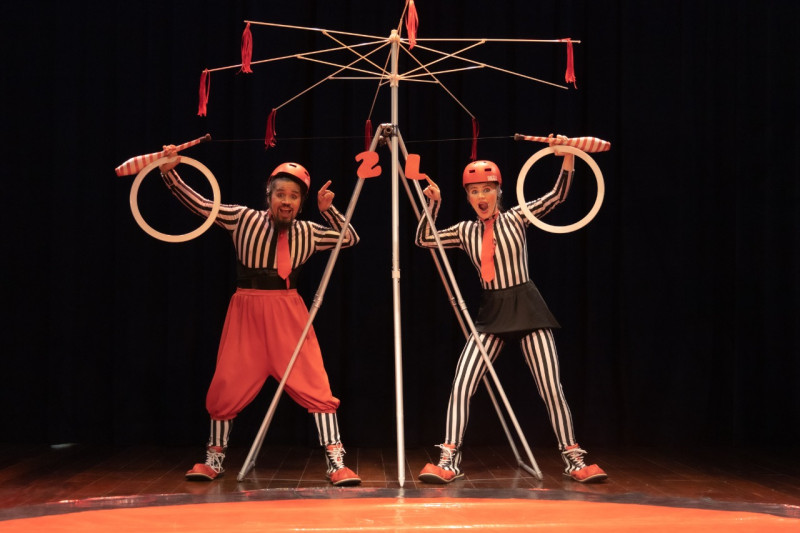 'Dois Lunáticos', da Cia Re Tri Circo, integra a programação do evento, que segue com apresentações diárias até sábado (26)