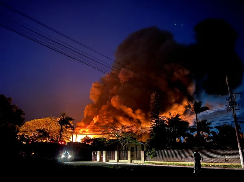 Fogo e chamas foram vistos ao longe por motoristas que passavam pela região