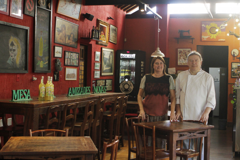 Mirella Sabrina Marotto e Remo Inghilesi s&atilde;o os propriet&aacute;rios do restaurante La Vita &egrave; Bella, espa&ccedil;o que tem o card&aacute;pio inspirado na t&iacute;pica culin&aacute;ria da regi&atilde;o da toscana, na It&aacute;lia Foto: ISABELLE RIEGER/JC
